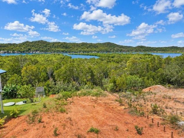 STUNNING WATER VIEWS TO STRADBROKE ISLAND â 690mÂ² BLOCK!