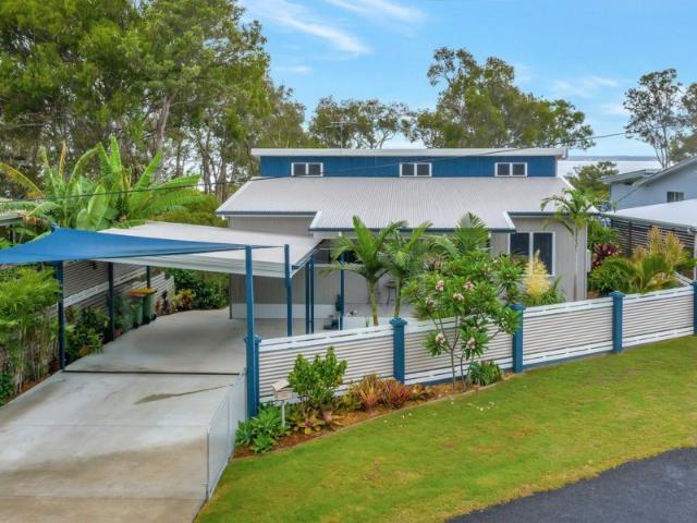 Stunning Waterfront Executive Home â Macleay Island