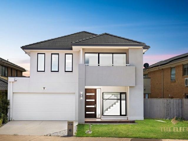 Stunning Waterfront Family Home in Prestigious Sanctuary Lakes