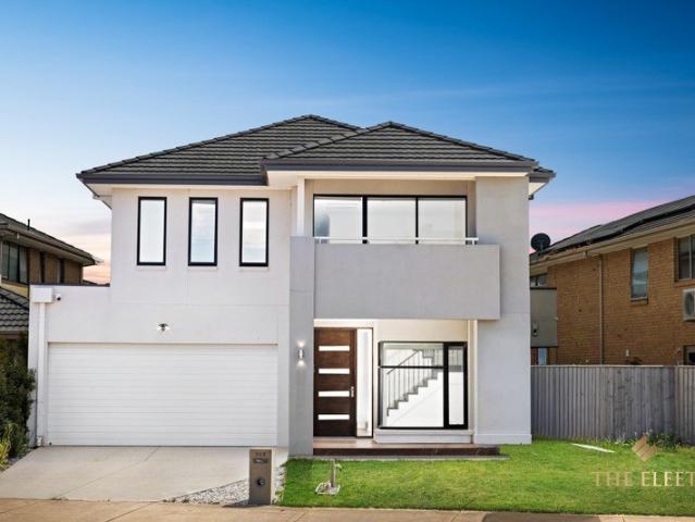 Stunning Waterfront Family Home in Prestigious Sanctuary Lakes