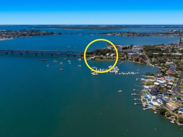 Stunning Waterfront Terrace with Panoramic Waterviews & direct access to waters edge