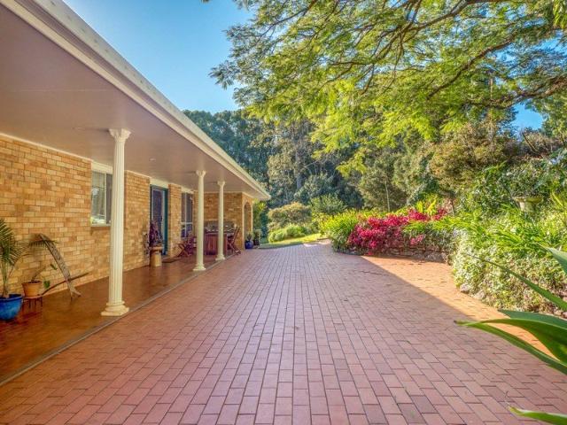 Stunning Acreage Living, moments from Dunoon Village