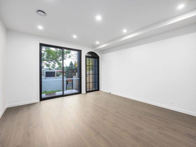 Stunning Almost New Townhouse in Caulfield