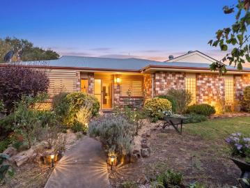 Stunning and spacious brick home with established gardens in beautiful Allora!