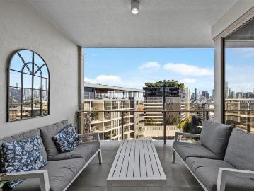 STUNNING APARTMENT WITH UNINTERRUPTED CITY VIEWS!