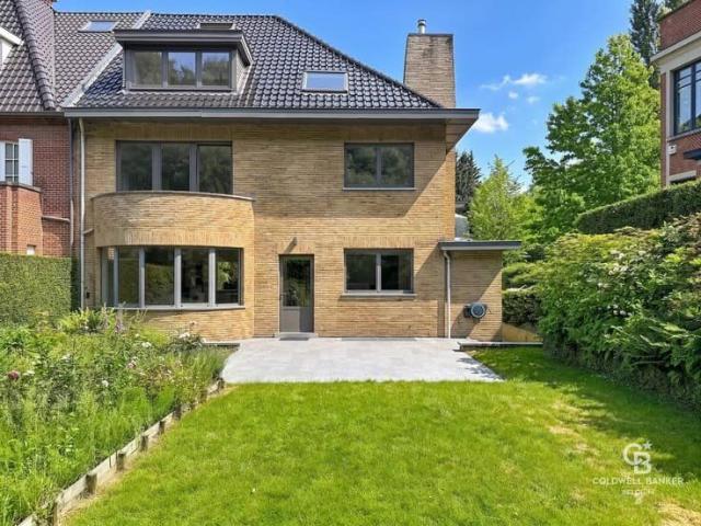 Stunning architect designed home approx. 370 sq. m