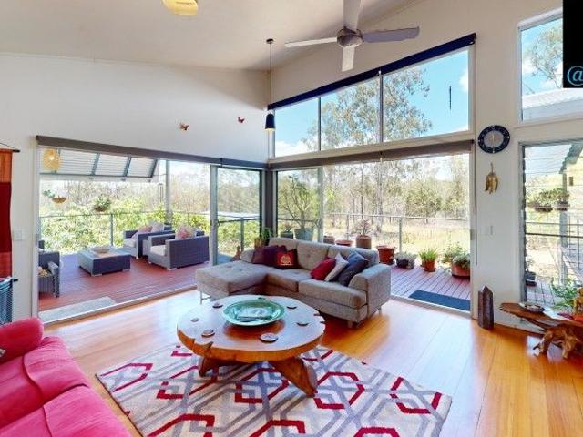 Stunning, versatile architect designed pavilion home, with option to take over successful lifestyle business