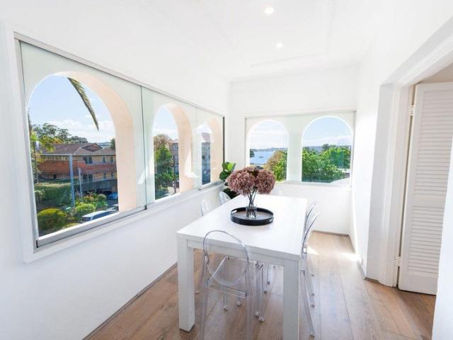Stunning Art Deco Apartment at Balmoral Beach