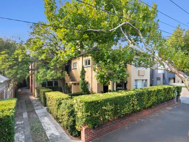 Stunning Art Deco Apartment Just Metres from Elwood Foreshore