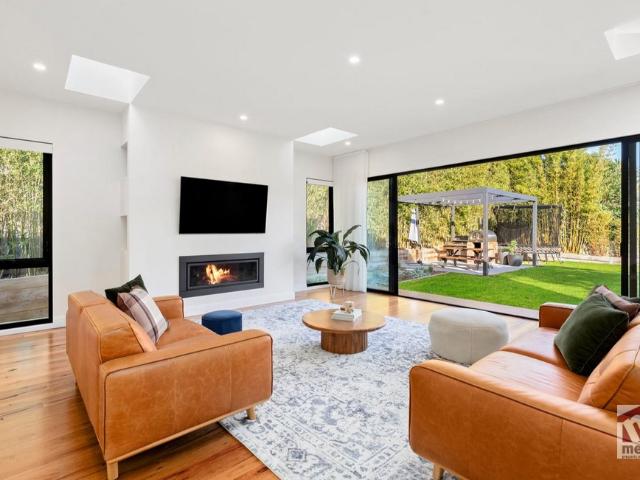 STUNNING ART DECO HOME WITH MODERN FAMILY APPEAL FHS ZONE!