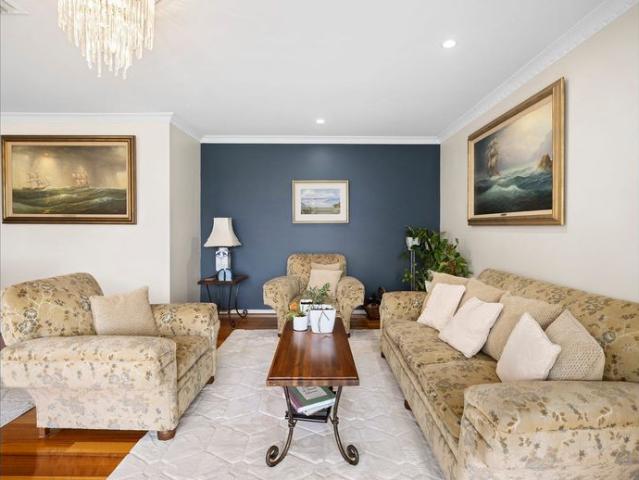 Stunning Bay Views in a Prestigious Oliver's Hill Location