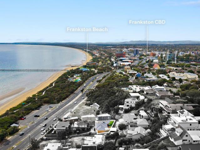 Stunning Bay Views in a Prestigious Oliver's Hill Location