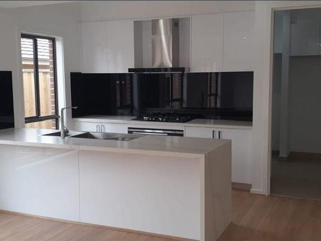 Stunning & Beautiful Family Home for Rent! Close to Rockbank Train Station