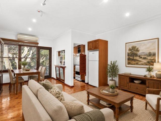 Stunning Beachside Apartment In Great Location
