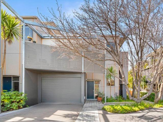 Stunning Beachside Townhouse Direct access to Park & 250m to Beach!