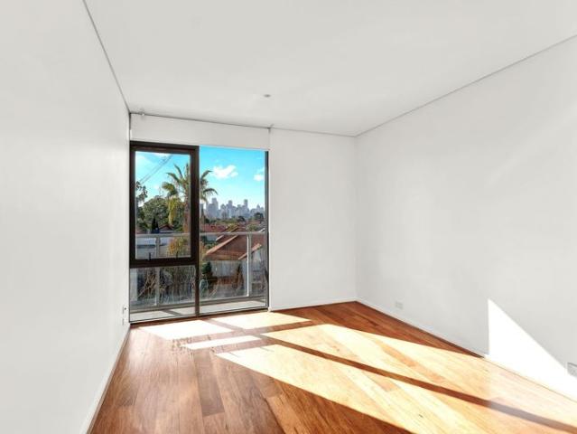 STUNNING BEACON COVE APARTMENT WITH CITY VIEWS