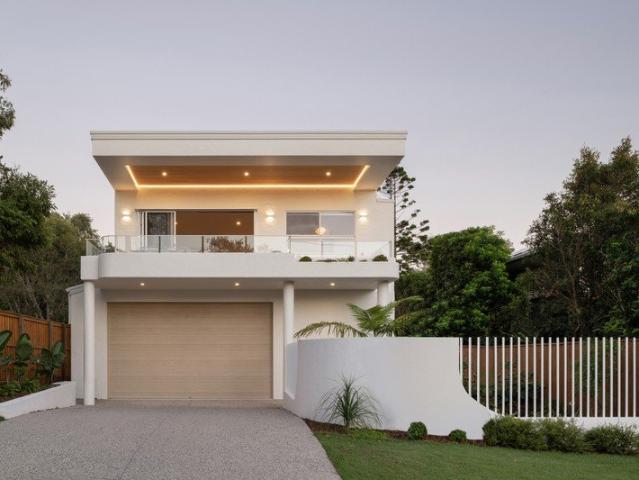 Stunning Bespoke Build, One Block to Shelly Beach!