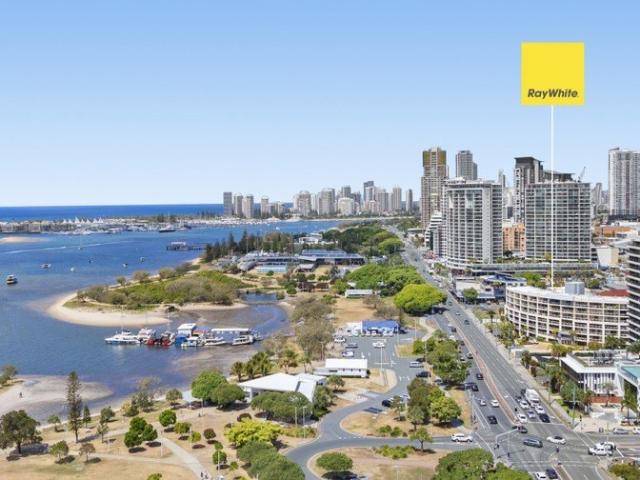 Stunning Broadwater Views, Everything at Your Doorstep!