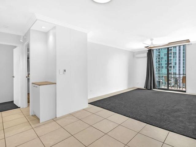 Stunning Broadwater Views – Freshly Updated Apartment