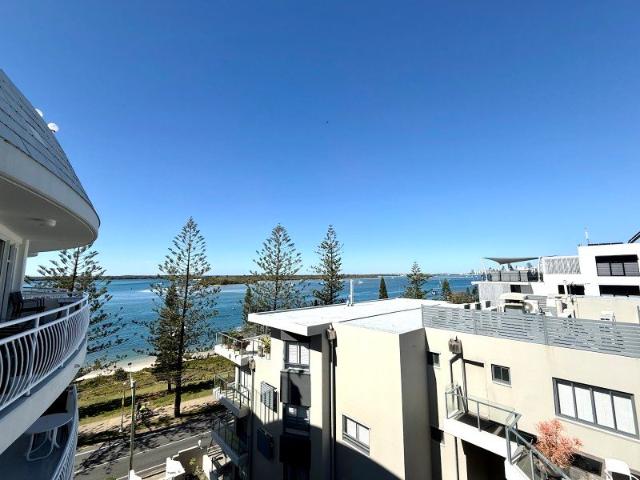 STUNNING BROADWATER VIEWS FROM FANTASTIC, TOP FLOOR RENOVATED RESORT APARTMENT