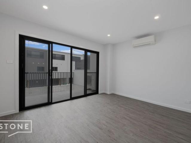 Stunning Brand New 3 bedroom Townhouse with Garage plus an extra parking space, Opposite the University of Newcastle & close to The Mater Hospital