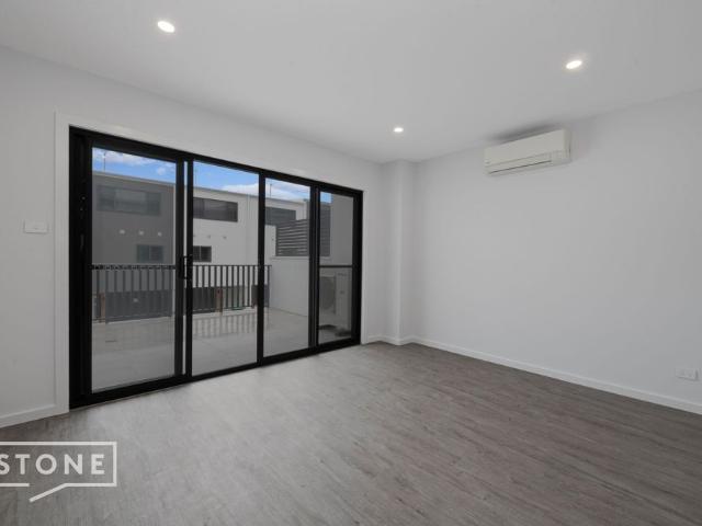 Stunning Brand New 3 bedroom Townhouse with Garage plus an extra parking space, Opposite the University of Newcastle & close to The Mater Hospital