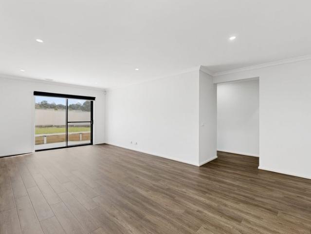 Stunning Brand New 4 Bedroom Home with an Expansive Backyard