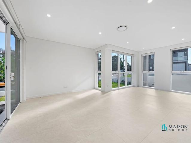 Stunning Brand New 5 Bedroom Family Home in the Heart of Dundas Valley
