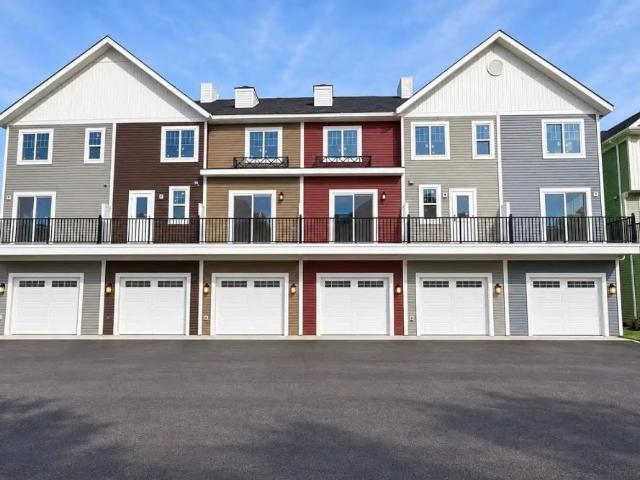 STUNNING Brand New House in Crystallina Nera – Modern Living & Attached Garage — 3 Bedrooms Townhouse
