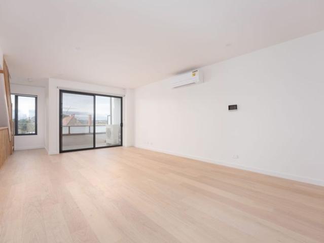 Stunning Brand New Townhouse 3 Beds + Study