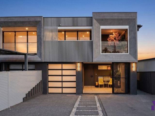 Stunning brick duplex and detached self contained retreat delivers an exceptional lifestyle opportunity