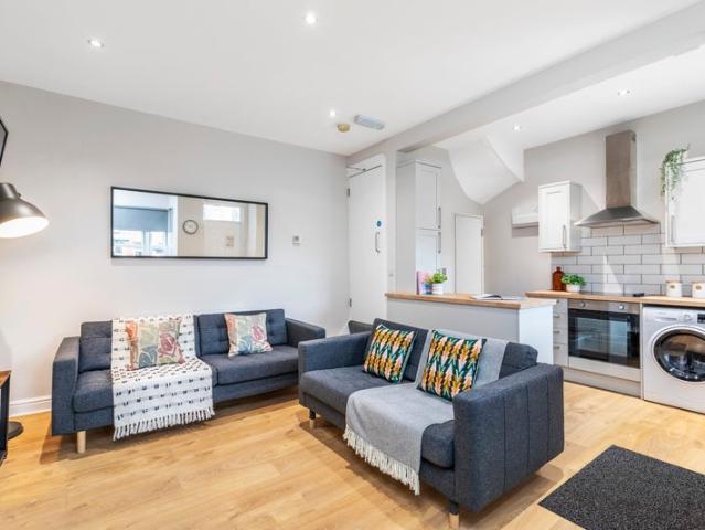 Stunning Burley Property Available Rooms / Groups