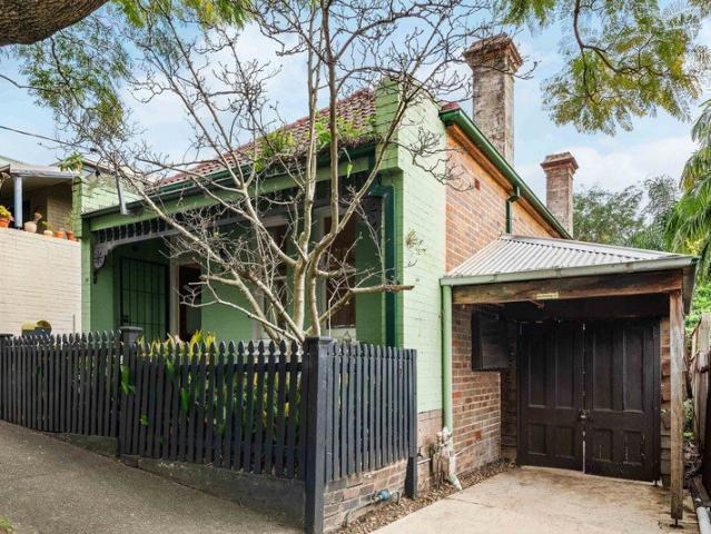 STUNNING C1908 COTTAGE IN A PEACEFUL LIFESTYLE ENCLAVE WITH DA APPROVED PLANS