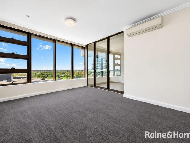 Stunning Carpeted 1 Bedroom Apartment with a Spacious Study Area