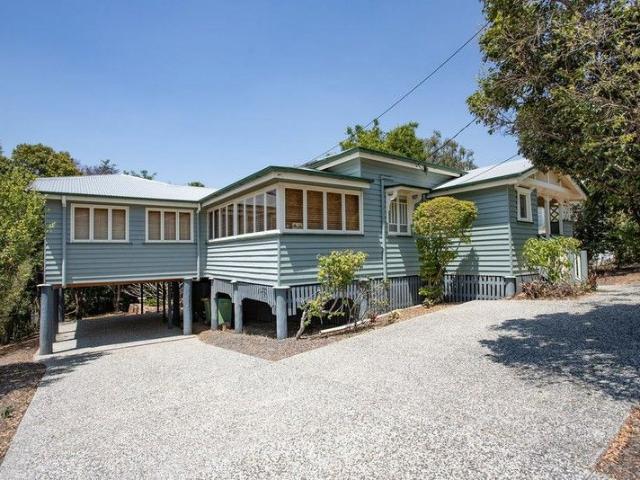 CHARMING CHARACTER BUNGALOW IN PRIME HOSPITAL PRECINCT OFF STREET PARKING INSIDE THE GATE