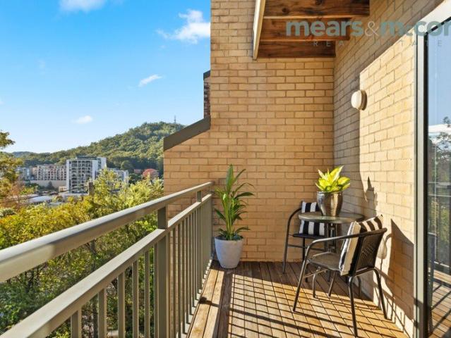 METRES TO HOSPITAL, STATION & CBD !