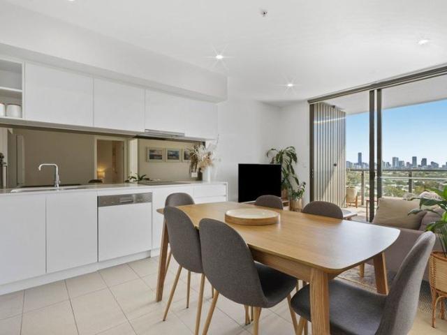 Stunning City Views Immaculately Presented with Storage Cage
