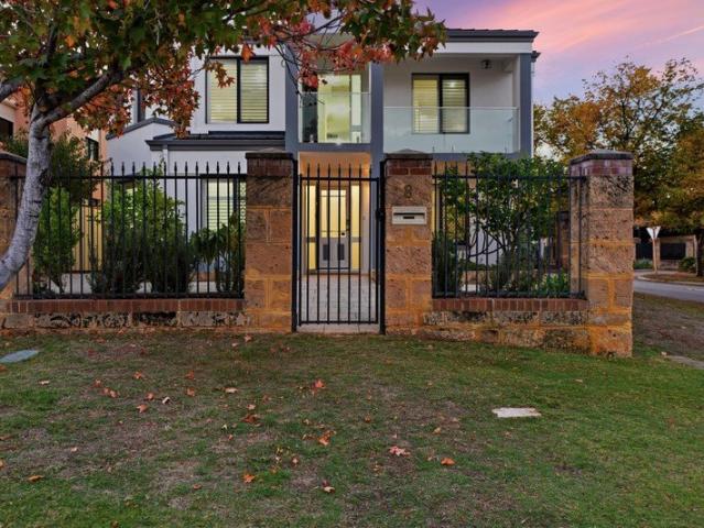 Contemporary Masterpiece In Exclusive Ascot Waters