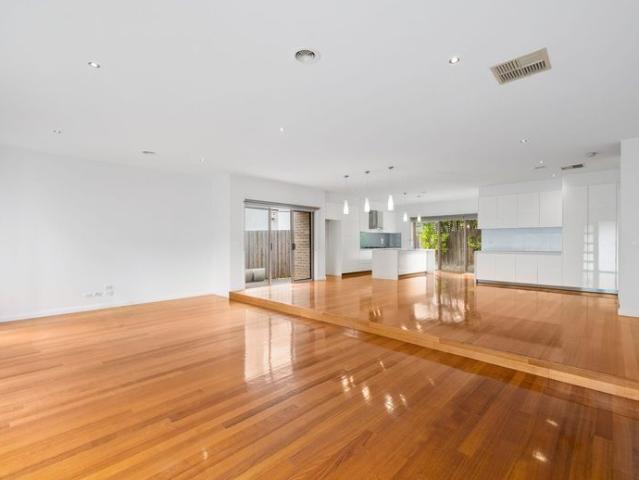 STUNNING CONTEMPORARY FAMILY HOME