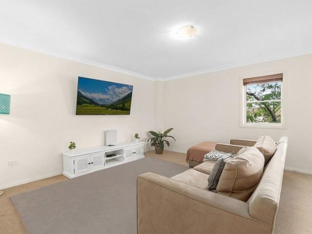 Stunning Contemporary Oversized Apartment in a Sought After Oatlands Location