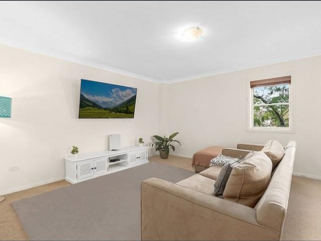 Stunning Contemporary Oversized Apartment in a Sought After Oatlands Location