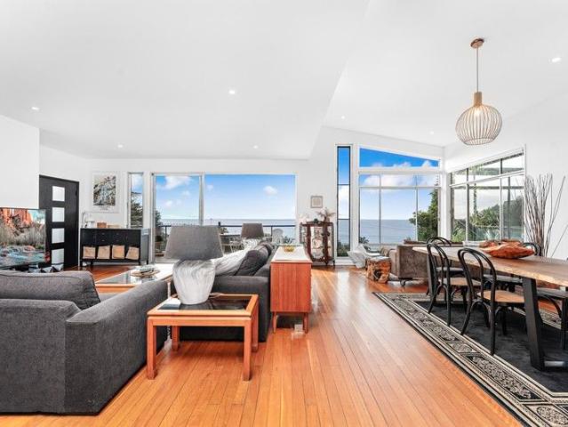 Stunning coastal family home on an expansive 1,910m2 block!