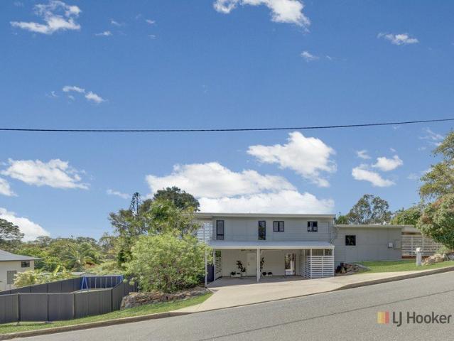 STUNNING COASTAL RETREAT IN OLD TANNUM SANDS