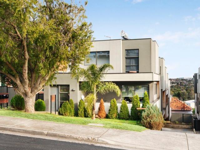 Stunning Corner Residence, Ideal First Home