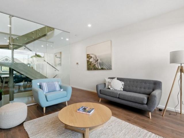 STUNNING, COSMOPOLITAN TOWNHOUSE SET OVER THREE LEVELS!