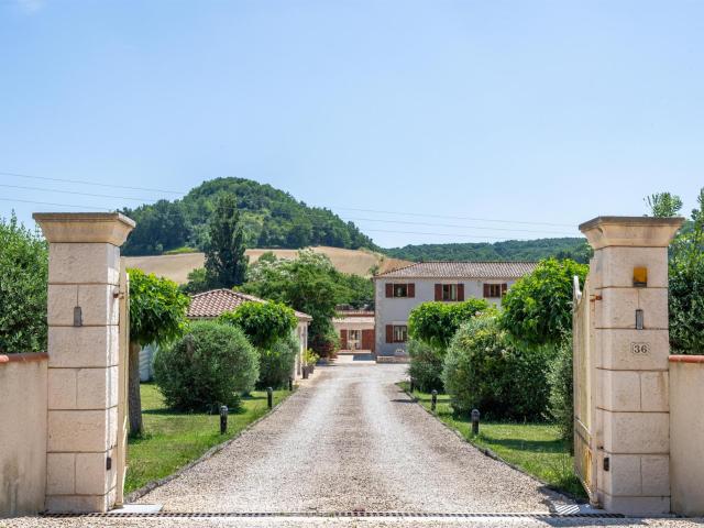 Stunning country property with guest annexes, garaging, pool. 4710m² Tournon d'Agenais