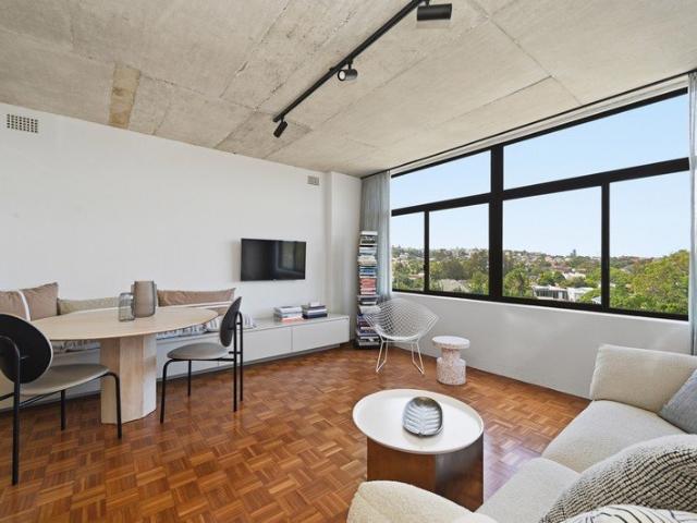 Stunning Custom Designed Apartment With Sweeping Sunny North/East Aspect
