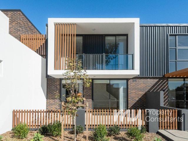 STUNNING DESIGNER TOWNHOUSE IN PRIME LOCATION!