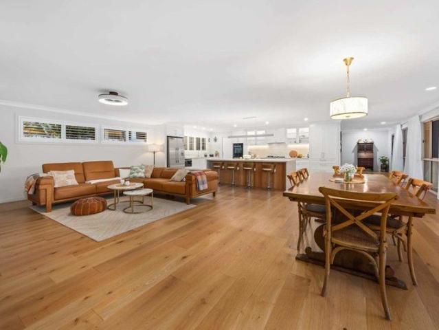 STUNNING DESIGNER KITCHEN HUGE OPEN PLAN LIVING NORTH FACING 897M2 BLOCK SECURE MOTORHOME & BOAT PARKING