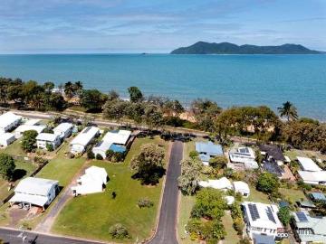 Stunning Development Opportunity Includes: 2 Townhouses + 3,411 m2 Level land + 4 Titles + Beach Front + 3 Street Frontage !